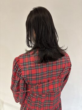 イル(ill) レイヤーカット ウルフ くびれ ミディアム 大須