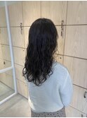 暗髪でも垢抜けるウェーブパーマ×レイヤー