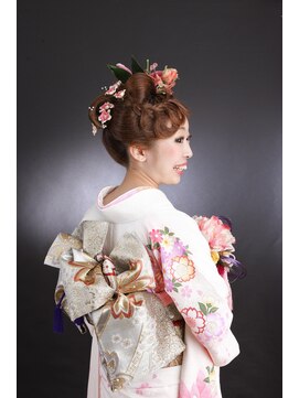 トータルビューティーサロンカワニシ まとめ髪と着付け