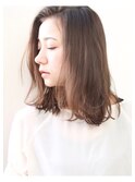 肩で跳ねるから、自然に見えるボブミディ