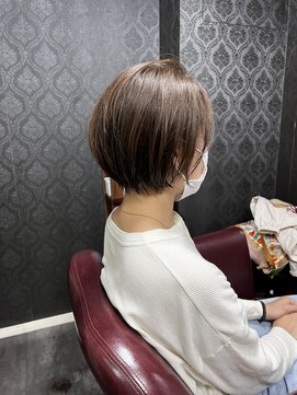 ハピネス クローバー 学園前店(Happiness CLOVER) 丸みショート/前髪/顔周りカット/濱崎優/白髪ぼかし