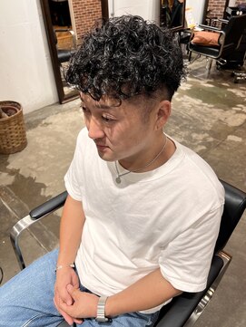 ヴィップルーム(viproom) ビジネスマン/スパイラルパーマ/フェードカット簡単スタイリング