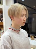 ホワイトベージュ ハンサムショート 刈り上げ女子