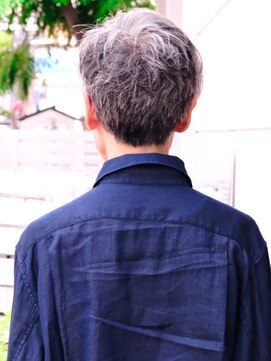 ビュートリアム 福岡(BEAUTRIUM) 左右のバランスを変えたアシンメトリーショートカット