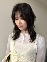 イェン(Yen.)&nbsp;ハッシュカットレイヤーカットオリーブカラーシャギーウルフ