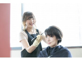ヘアカラー専門店カラープラス石和店の写真/≪広々とした店内と明るいスタッフがお出迎え≫ カラー専門店だから、お手頃価格×短時間でキレイに！