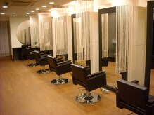 ヘアメイク アルティズム(HAIR MAKE ARTEISM)の雰囲気(ゆったり落ち着くシックな空間。)