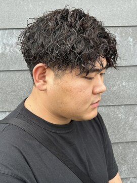 ヒュイル バイ ニアウ(Hwyl by Niau) メンズツーブロックセンターパートツイストスパイラルパーマ眉毛