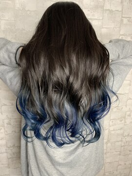 毛先だけブルーを入れたヘアカラー