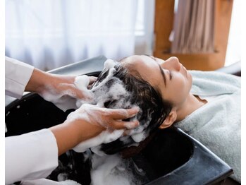 ピリナ(Pilina)の写真/フルフラットシャンプー台で過ごす、贅沢な30分♪全4工程のマッサージ系スパで、日頃の疲れを癒します…◎
