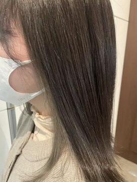 ディシェーレローブ(die Schere Lob) モカブラウン×オリーブグレージュのイヤリングカラー