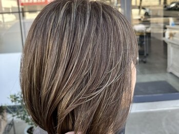りら(Lilas)の写真/隠すより、活かす。白髪と調和する繊細ハイライトの白髪ぼかしで周りから褒められる＊伸びてもおしゃれに。