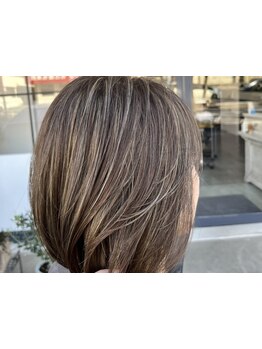 隠すより、活かす。白髪と調和する繊細ハイライトの白髪ぼかしで周りから褒められる＊伸びてもおしゃれに。