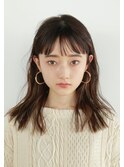 ナチュラルバングとニュアンスミディアムヘア。