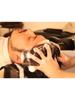 眼精疲労やリモートワークの疲れを癒し、頭皮環境から健康な髪へ！フルフラットのシャンプー台も◎