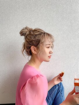 マティー(MATTY) ハイトーンベージュ×お団子ヘア