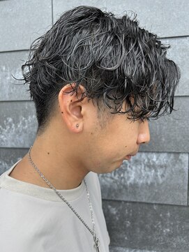 ヒュイル バイ ニアウ(Hwyl by Niau) メンズセンターパート波巻スパイラルパーマニュアンスパーマ眉毛