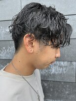 ヒュイル バイ ニアウ(Hwyl by Niau) メンズセンターパート波巻スパイラルパーマニュアンスパーマ眉毛