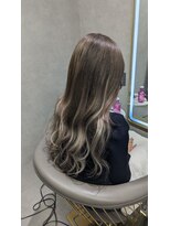 レアナ バイ ニーナ(Leana by NINA)&nbsp;バレイヤージュ風ロングヘア