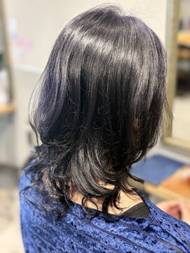 アンジー(Angee) ブルーのヘアマニキュアでツヤと透明感のある仕上がりに