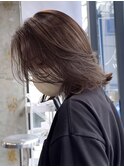 ミディアムヘア　かきあげ前髪　レイヤーカット　くびれヘア