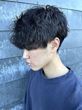 ヒュイル バイ ニアウ(Hwyl by Niau) メンズマッシュパーマ波巻スパイラルパーマニュアンスパーマ眉毛