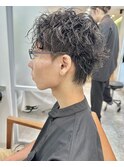 刈り上げなしアップバングショートスパイラルパーマメンズヘア