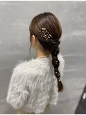 金箔アクセント付き編み下ろしローポニーアレンジ