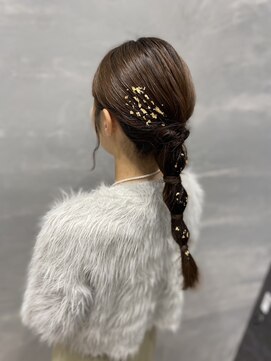 ネウィ 大分中央町店(newi) 金箔アクセント付き編み下ろしローポニーアレンジ