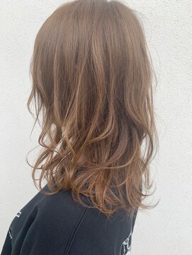 ハナレ(hanare) ハイトーンのグレイアッシュカラーのリバースアンニュイカール