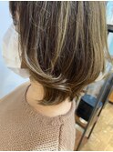 ベージュオリーブカラーに外ハネミディアムヘア