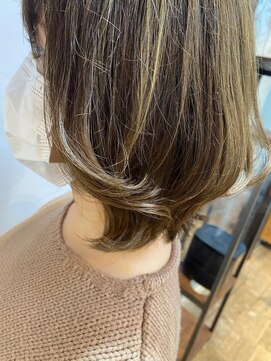 アオトソラ ベージュオリーブカラーに外ハネミディアムヘア