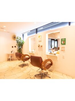 ポピーのお花をイメージした暖かく落ち着いた店内。タブレットでお好みの雑誌を読んでリラックス頂けます♪