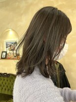 ビュートリアム265(BEAUTRIUM 265) くびれミディアム オリーブグレージュ 外ハネセミロング 寒色