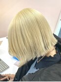 ホワイトゴールド×切りっぱなしボブ