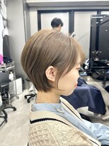 40代50代60代耳かけショート前髪なしハンサムショート白髪ぼかし