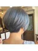 シルバーアッシュのショートボブ。
