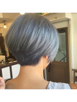 ヨナサン(Yona Saint) シルバーアッシュのショートボブ。