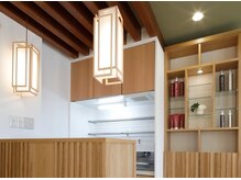 アヴェイ(AVE)の雰囲気（和モダンな店内では、お席の移動なくお過ごしいただけます）