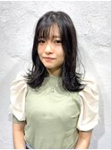 暗髪でも軽さをプラスできる♪大人かわいい外ハネミディ