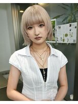 レコ 渋谷(LECO)&nbsp;ホワイトシルバーベージュ顔まわりレイヤー切りっぱなしボブ