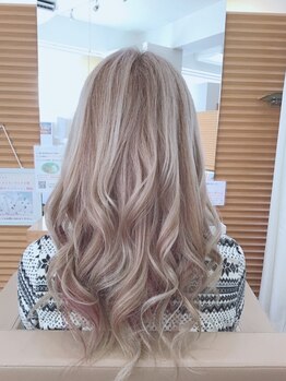 アルテサーノの写真/白髪でも明るく好きな色に染める2回染めが人気！こだわった施術で髪に優しく、艶やかな仕上がりに大満足◎