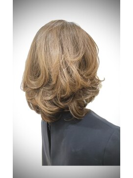 アルム(arum) ミディアムレイヤー、ボブスタイル。