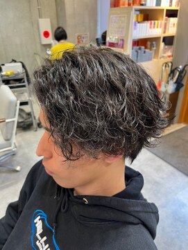 エヌアンドエー 草加店(N&A) メンズカット 流行波巻きスパイラルセンターパート 黒髪ショート