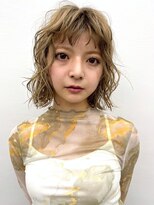 セル(CELL)&nbsp;ゴールドベージュ　ブリーチ　デザインカラー　パーマ風アレンジ