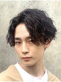 メンズミディアムパーマセンターパートウルフカット縦落ちパーマ