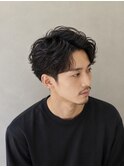 大人メンズの黒髪センターパート×ニュアンスパーマ