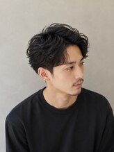 グースカ(guusca)&nbsp;大人メンズの黒髪センターパート×ニュアンスパーマ