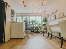 アオ(AO)の雰囲気（待ち合いスペースでゆったりcafeをしながら過ごせます♪）