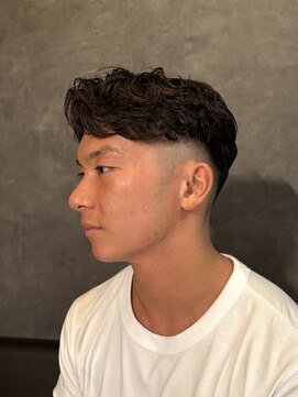 オスマン 御茶ノ水神保町店(Osmann) フェザーパーマグレーブルーカラー刈り上げショートバング